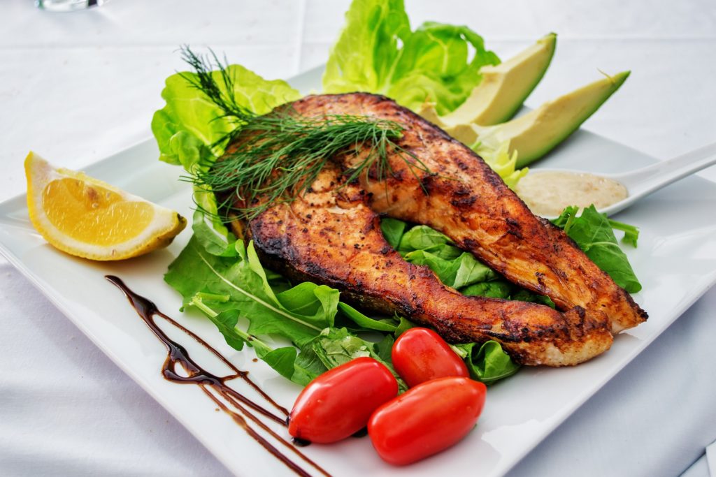 Pieczony filet z łososia z warzywami i ziemniakami – danie bogate w witaminę D i białko